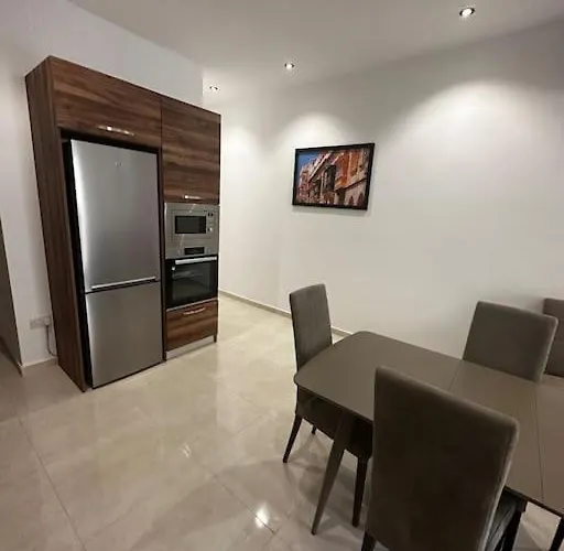 Modern 1 Bedroom In *